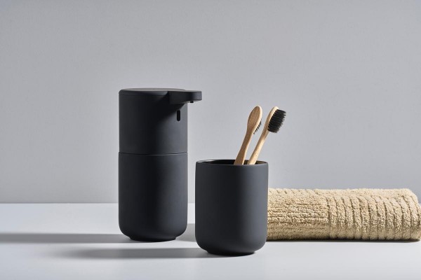 Nové bezdotykové dávkovače v 7 barvách od značky ZONE Denmark